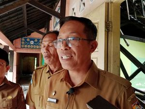 Juaini Cek Sekolah di Lombok Timur yang Atapnya Jebol Akibat Hujan Angin Juaini Cek Sekolah di Lombok Timur yang Atapnya Jebol Akibat Hujan Angin