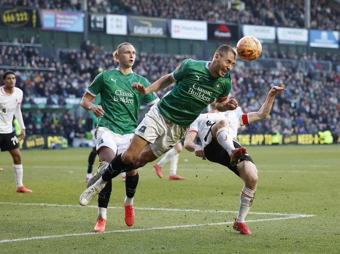 Soccer Football - FA Cup - Fourth Round - Plymouth Argyle v Liverpool - Home Park, Plymouth, Britain - February 9, 2025 Plymouth Argyle's Nikola Katic in action with Liverpool's Diogo Jota Action Images via Reuters/Peter Cziborra