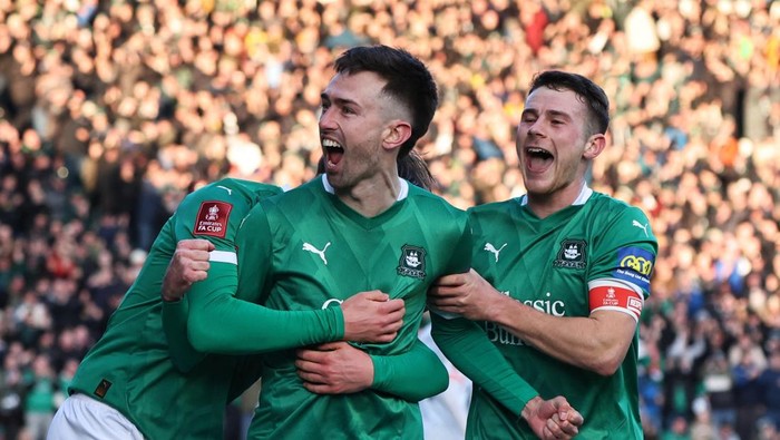 Soccer Football - FA Cup - Fourth Round - Plymouth Argyle v Liverpool - Home Park, Plymouth, Britain - February 9, 2025 Plymouth Argyles Ryan Hardie celebrates scoring their first goal with Callum Wright and Adam Randell REUTERS/David Klein