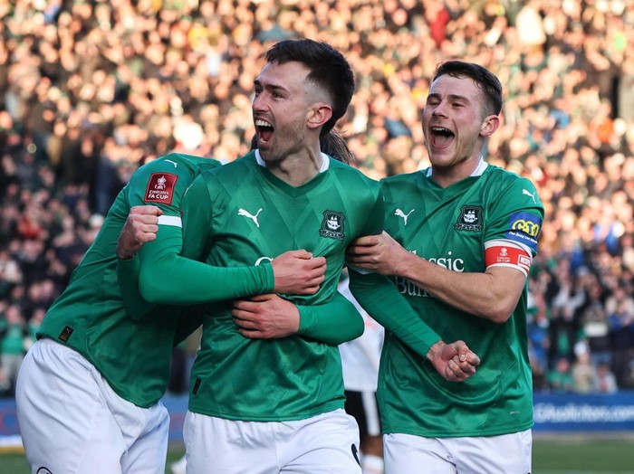 Soccer Football - FA Cup - Fourth Round - Plymouth Argyle v Liverpool - Home Park, Plymouth, Britain - February 9, 2025 Plymouth Argyle's Ryan Hardie celebrates scoring their first goal with Callum Wright and Adam Randell REUTERS/David Klein