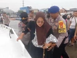 Aksi Polisi Bantu Ibu Baru Lahiran Naik Kapal di Pelabuhan Muara Angke