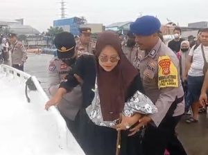 Aksi Polisi Bantu Ibu Baru Lahiran Naik Kapal di Pelabuhan Muara Angke Aksi Polisi Bantu Ibu Baru Lahiran Naik Kapal di Pelabuhan Muara Angke