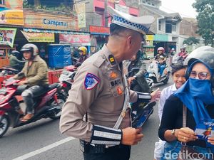 Pesan di Balik Pengendara Motor Disetop Mendadak Polisi di Cimahi