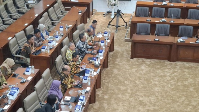 Pos Indonesia Cetak Laba Bersih Rp 767,7 M Sepanjang 2024 Rapat Dengar Pendapat Direksi PT Pos Indonesia.