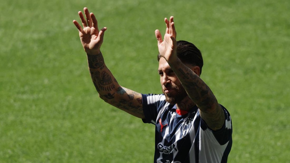 Sergio Ramos menuju debutnya sebagai pemain Monterrey (REUTERS/Daniel Becerril)