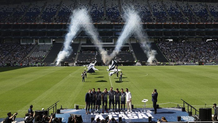 Soccer Football - Sergio Ramos is unveiled as new Monterrey player - Estadio BBVA, Monterrey, Mexico - February 9, 2025 New Monterrey player Sergio Ramos on the pitch waves to fans REUTERS/Daniel Becerril     TPX IMAGES OF THE DAY