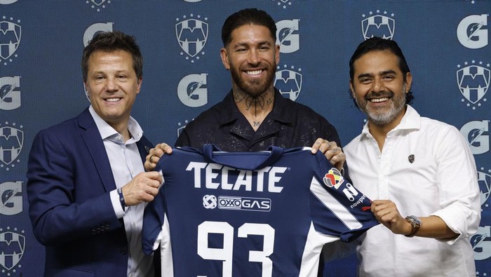 Soccer Football - Sergio Ramos is unveiled as new Monterrey player - Estadio BBVA, Monterrey, Mexico - February 9, 2025 New Monterrey player Sergio Ramos on the pitch waves to fans REUTERS/Daniel Becerril     TPX IMAGES OF THE DAY