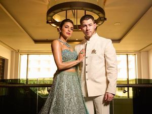 Video: Melihat Perayaan Diwali Priyanka Chopra dan Nick Jonas di New York Video: Melihat Perayaan Diwali Priyanka Chopra dan Nick Jonas di New York