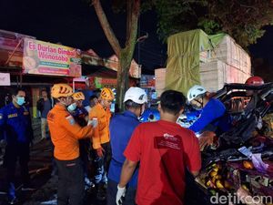 Pikap Tabrak Truk Parkir di Muntilan Magelang, 1 Penumpang Tewas Pikap Tabrak Truk Parkir di Muntilan Magelang, 1 Penumpang Tewas