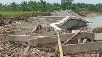 Potret Proyek Bangunan Tebing Bengawan Solo Ambrol