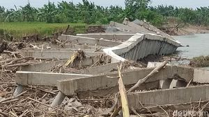 Potret Proyek Bangunan Tebing Bengawan Solo Ambrol