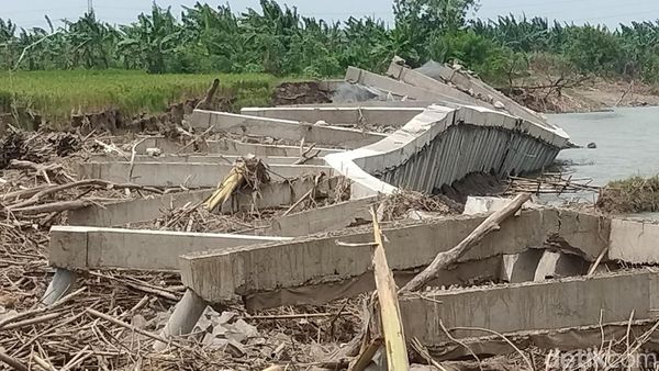 Potret Proyek Bangunan Tebing Bengawan Solo Ambrol