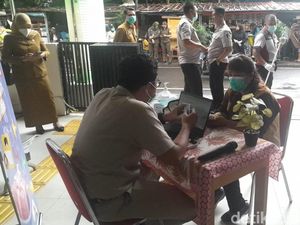 Hari Pertama Cek Kesehatan Gratis di Pulogadung, Warga Dapat Gelang Warna-warni