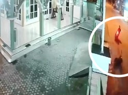 Terekam CCTV Pemotor Tewas Tabrak Pagar Masjid di Mojokerto