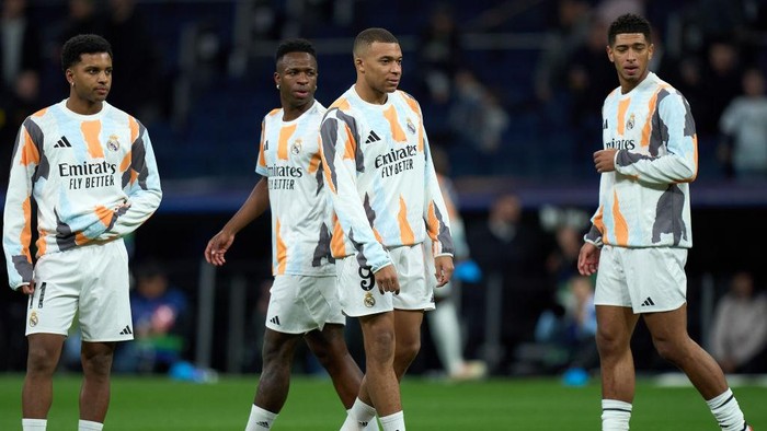 MADRID, SPAIN - JANUARY 22: Rodrygo Goes, Vinicius Junior, Kylian Mbappe and Jude Bellingham of Real Madrid look on as they warm up prior to the UEFA Champions League 2024/25 League Phase MD7 match between Real Madrid C.F. and FC Salzburg at Estadio Santiago Bernabeu on January 22, 2025 in Madrid, Spain. (Photo by Angel Martinez/Getty Images)