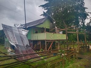 26 Rumah Rusak Diterjang Angin Puting Beliung di Pangkep