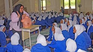 Santri Pesantren Diedukasi Pentingnya Deteksi Dini Kanker Payudara