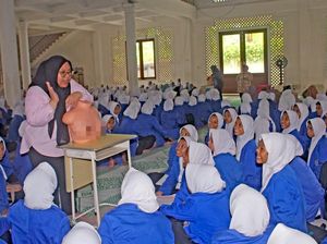 Santri Pesantren Diedukasi Pentingnya Deteksi Dini Kanker Payudara