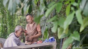 Sejuk, Asyik, Potong Rambut di Bawah Pohon
