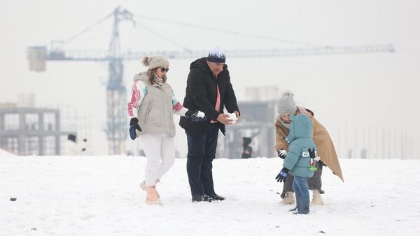 Semringah Warga Teheran Menikmati Hujan Salju