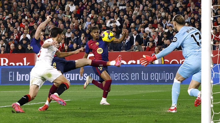 Soccer Football - LaLiga - Sevilla v FC Barcelona - Ramon Sanchez Pizjuan, Seville, Spain - February 9, 2025 FC Barcelonas Robert Lewandowski scores their first goal REUTERS/Marcelo Del Pozo