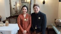 7 Pesona Sherina Munaf Berkebaya Terakota, Cantik nan Anggun Bersanggul
