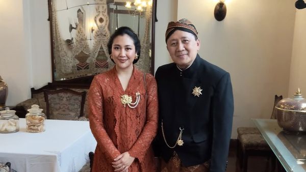 7 Pesona Sherina Munaf Berkebaya Terakota, Cantik nan Anggun Bersanggul