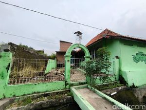 Mengungkap Makna di Balik Makam Panjang Kesambi Cirebon Mengungkap Makna di Balik Makam Panjang Kesambi Cirebon
