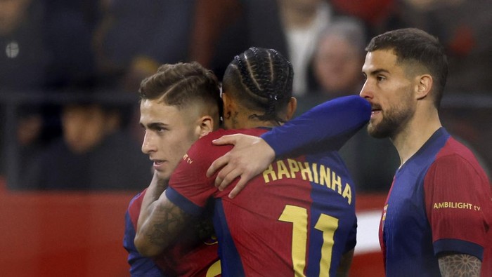 Soccer Football - LaLiga - Sevilla v FC Barcelona - Ramon Sanchez Pizjuan, Seville, Spain - February 9, 2025  FC Barcelonas Fermin Lopez celebrates scoring their second goal with teammates REUTERS/Marcelo Del Pozo