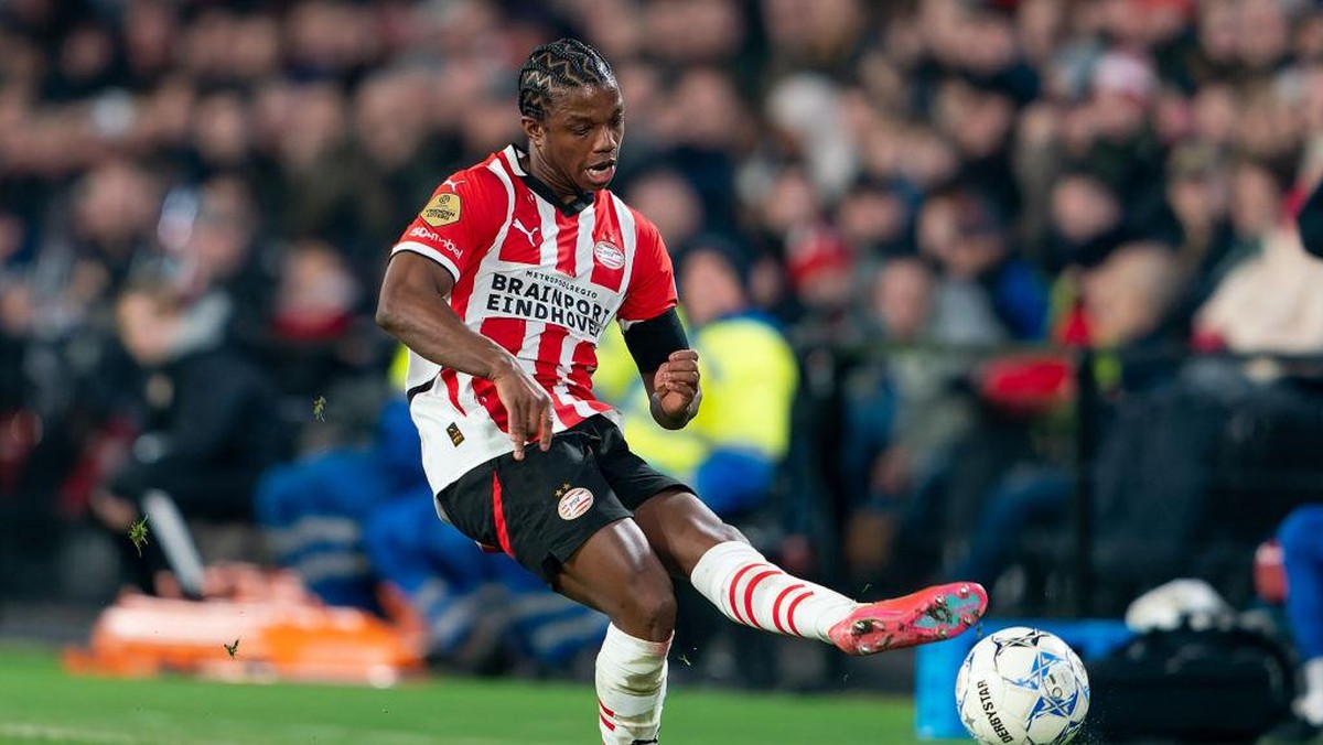 Malacia saat memperkuat PSV musim lalu. Foto: Getty Images/BSR Agency