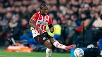 Tyrell Malacia yang sedang dipinjamkan ke PSV Eindhoven juga kemungkinan takkan lanjut di MU musim depan. Ia merupakan pemain yang datang di era Erik ten Hag, namun kerap diganggu cedera. Foto: Getty Images/BSR Agency