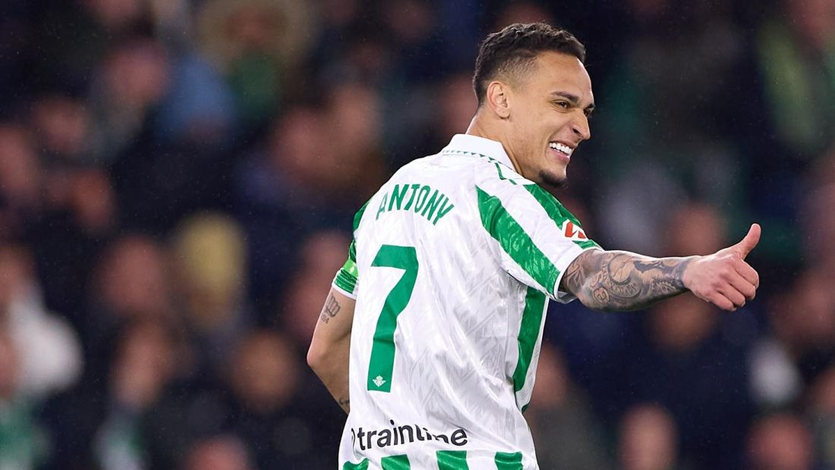 Antony gaspol di Real Betis. (Foto: Getty Images/Fran Santiago)