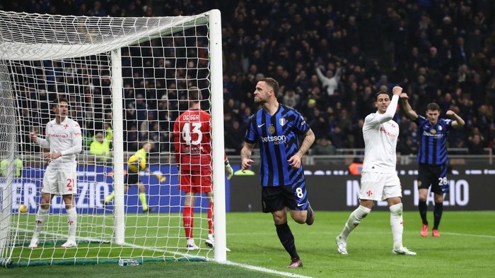 MILAN, ITALY - FEBRUARY 10: Marko Arnautovic of Internazionale celebrates after heading his teams 2nd goal during the Serie A match between FC Internazionale and Fiorentina at Stadio Giuseppe Meazza on February 10, 2025 in Milan, Italy. (Photo by Marco Luzzani/Getty Images)