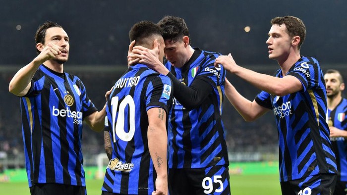 MILAN, ITALY - FEBRUARY 10: Lautaro Martínez of FC Internazionale celebrates with his teammates after scoring opening goal during the Serie A match between FC Internazionale and Fiorentina at Stadio Giuseppe Meazza on February 10, 2025 in Milan, Italy. (Photo by Giuseppe Bellini/Getty Images)