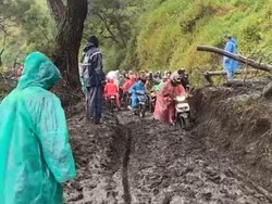Susah Payah Lewati Longsor di Tosari, Akses ke Lautan Pasir Bromo Terganggu