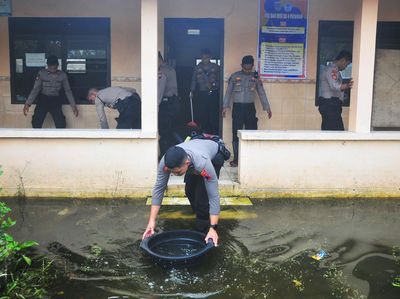 Banjir di Kudus Menyusut, Warga Mulai Bersih-bersih