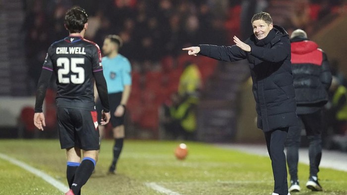 Crystal Palace manager Oliver Glasner, right, gives instructions to Ben Chilwell during the FA Cup fourth round match between Doncaster Rovers and Crystal Palace in Doncaster, England, Monday, Feb. 10, 2025. (Danny Lawson/PA via AP)