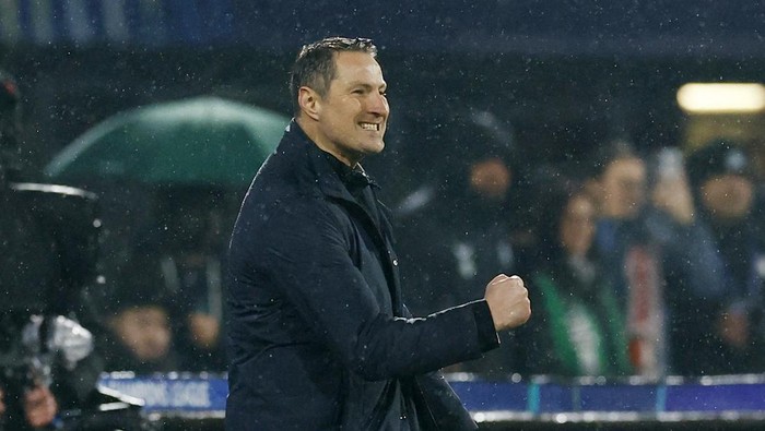 Soccer Football - Champions League - Feyenoord v Bayern Munich - Feyenoord Stadium, Rotterdam, Netherlands - January 22, 2025 Feyenoord coach Brian Priske celebrates after the match REUTERS/Piroschka Van De Wouw