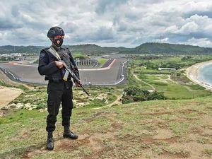Bukit Seger Dekat Sirkuit Mandalika Disulap Jadi Tribun Penonton MotoGP 2025 Bukit Seger Dekat Sirkuit Mandalika Disulap Jadi Tribun Penonton MotoGP 2025