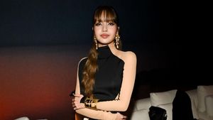 Gaya Seksi Lisa BLACKPINK Pakai Gaun Bersiluet Swim Suit Bak Pamer Kulit