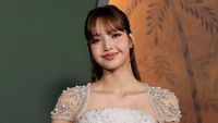 7 Gaya Anggun Lisa BLACKPINK Bak Princess di Premiere The White Lotus 3