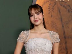 7 Gaya Anggun Lisa BLACKPINK Bak Princess di Premiere The White Lotus 3