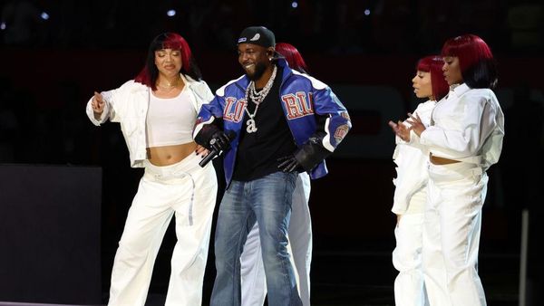 Gaya Viral Kendrick Lamar di Super Bowl 2025: Welcome Back Flared Jeans!