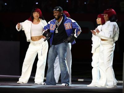 Gaya Viral Kendrick Lamar di Super Bowl 2025: Welcome Back Flared Jeans!