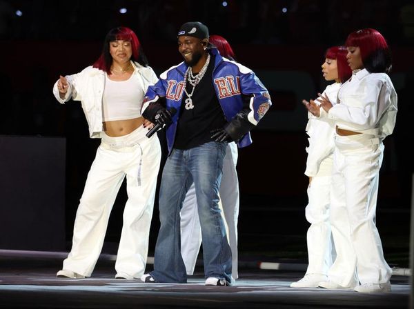 Gaya Viral Kendrick Lamar di Super Bowl 2025: Welcome Back Flared Jeans!