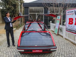 Potret Mobil Bertenaga Surya Pertama di Kashmir, Bikinan Guru Matematika Potret Mobil Bertenaga Surya Pertama di Kashmir, Bikinan Guru Matematika