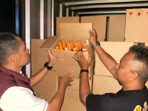 Polisi Sita Ribuan Botol Miras di Soreang, Penjual Disanksi Polisi Sita Ribuan Botol Miras di Soreang, Penjual Disanksi
