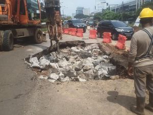 Jalan Ambles di Bekasi Sempat Bikin Macet, Kini Mulai Diperbaiki
