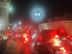 Jalan Poros Makassar-Maros Depan Grand Mall Banjir, Macet 5 Km Malam Ini Jalan Poros Makassar-Maros Depan Grand Mall Banjir, Macet 5 Km Malam Ini