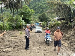 Material Longsor Dibersihkan, Jalan Poros Soppeng-Barru di Bulu Dua Dibuka